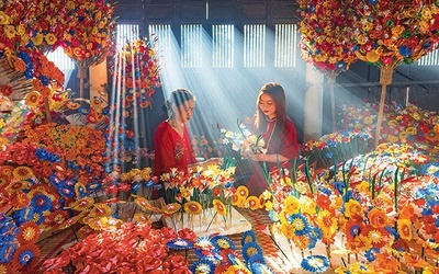 	Dekoracja z papierowych kwiatów przygotowana na święto Tet Nguyen Dan. 13.01.2024 Thanh Tien, Wietnam