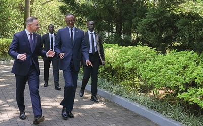 	Andrzej Duda w towarzystwie prezydenta Rwandy  Paula Kagame.