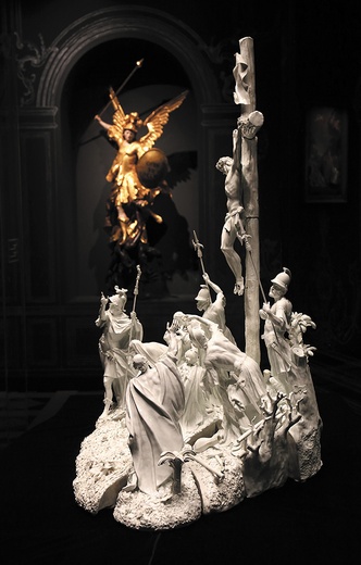 Na świecie są tylko dwie porcelanowe kompozycje rzeźb przedstawiających ukrzyżowanie Jezusa. Jedną z nich można oglądać na Wawelu.