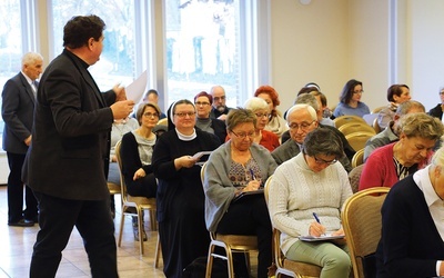 Zajęcia prowadzą bibliści związani z WSD  w Elblągu.