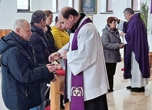 Księża Piotr Leśniak i Przemysław Guzior udzielili sakramentu chorych członkom grup trzeźwościowych. 
