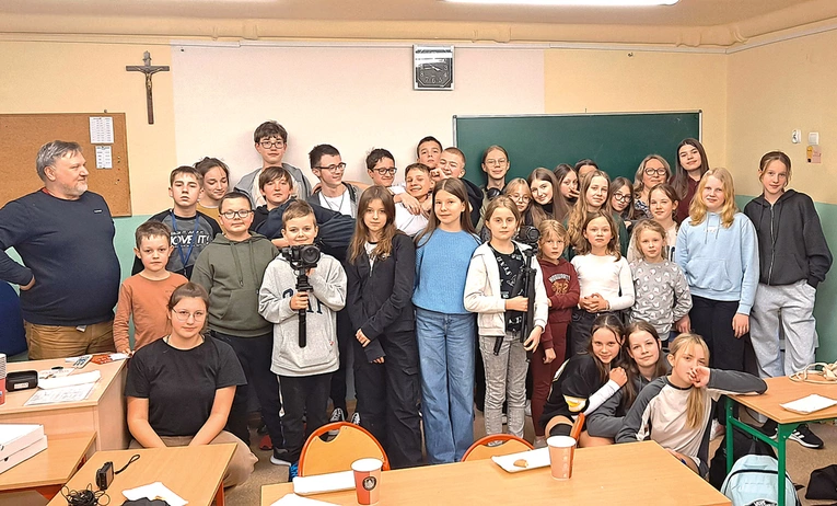 Młodzi filmowcy z katechetą Markiem Janikiem.