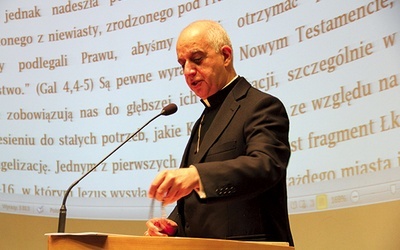 Arcybiskup podczas konferencji na Wydziale Teologicznym UŚ w Katowicach.