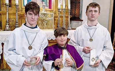 Od lewej Filip, Błażej i Patryk – najaktywniejsi członkowie Liturgicznej Służby Ołtarza.