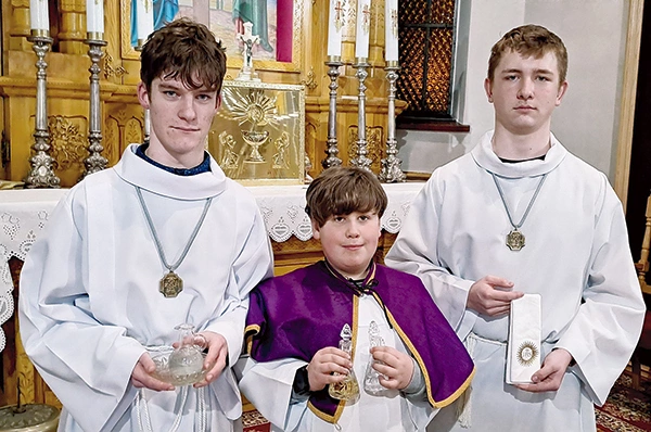 Od lewej Filip, Błażej i Patryk – najaktywniejsi członkowie Liturgicznej Służby Ołtarza.