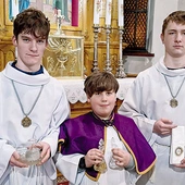 Od lewej Filip, Błażej i Patryk – najaktywniejsi członkowie Liturgicznej Służby Ołtarza.