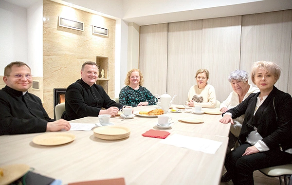 Po wieczornej Eucharystii był czas na spotkanie przy herbacie.