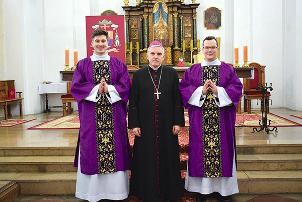 Nowo wyświęceni podjęli praktyki duszpasterskie w Ostrowcu Świętokrzyskim oraz w Janowie Lubelskim.