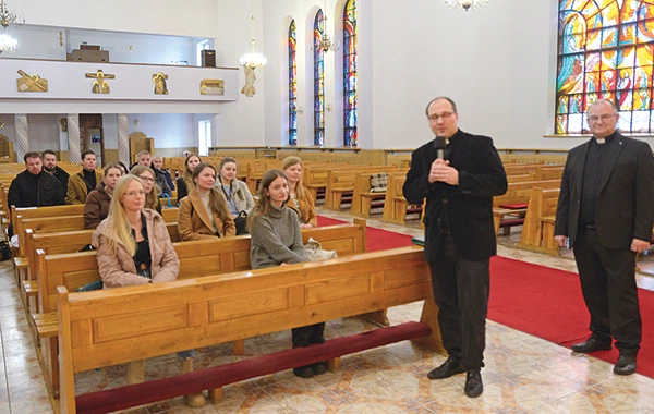 Spotkali się w seminaryjnej kaplicy.