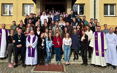 W rekolekcjach uczestniczyło ponad 60 osób z całej Polski. Była to przede wszystkim młodzież akademicka i pracująca.