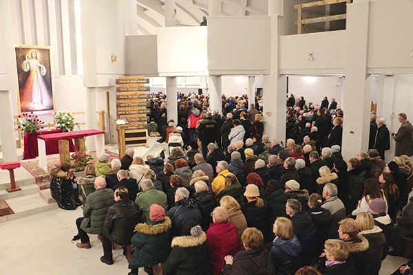 Czciciele Bożego Miłosierdzia z naszej diecezji, a także z Warszawy, Garwolina i innych miejsc Polski przez cały dzień wypełniali sanktuarium.