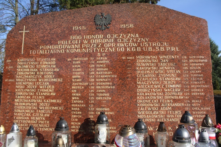 Pomnik w Zielonej był pierwszym wzniesionym na północnym Mazowszu ku pamięci żołnierzy niezłomnych.
