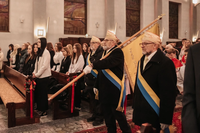 Bierzmowanie w parafii pw. Ducha Świętego i św. Katarzyny Aleksandryjskiej w Gdyni-Obłużu