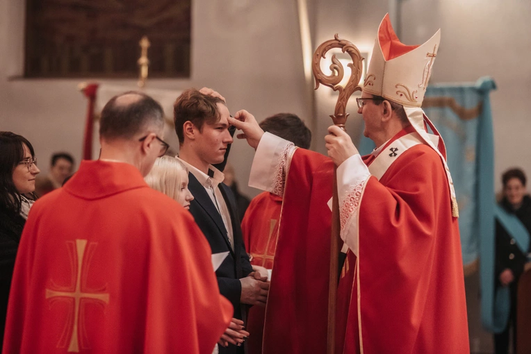 Bierzmowanie w parafii pw. Ducha Świętego i św. Katarzyny Aleksandryjskiej w Gdyni-Obłużu