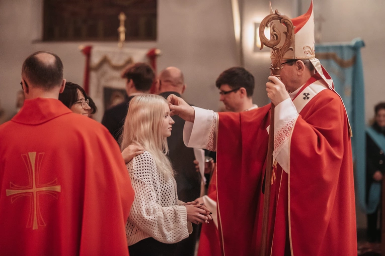 Bierzmowanie w parafii pw. Ducha Świętego i św. Katarzyny Aleksandryjskiej w Gdyni-Obłużu