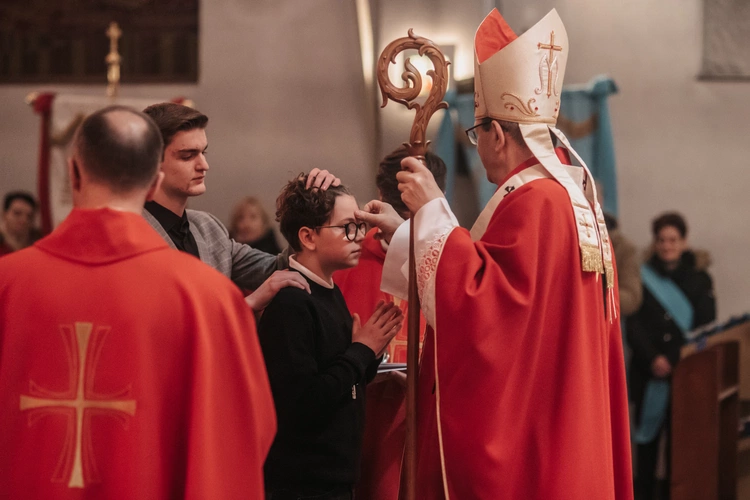 Bierzmowanie w parafii pw. Ducha Świętego i św. Katarzyny Aleksandryjskiej w Gdyni-Obłużu