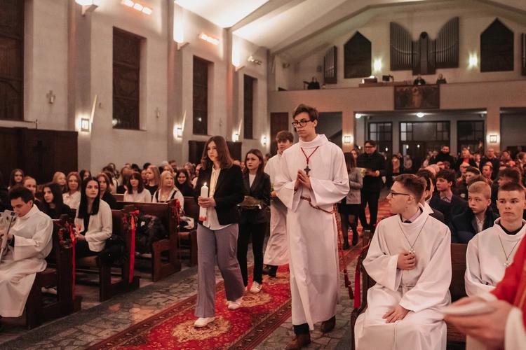 Bierzmowanie w parafii pw. Ducha Świętego i św. Katarzyny Aleksandryjskiej w Gdyni-Obłużu