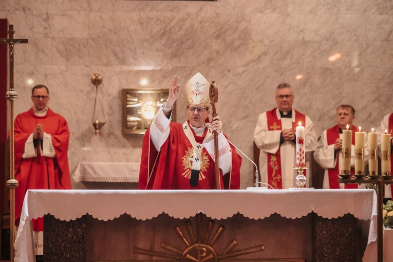 Bierzmowanie w parafii pw. Ducha Świętego i św. Katarzyny Aleksandryjskiej w Gdyni-Obłużu