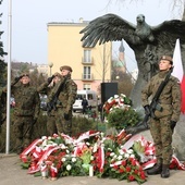 Przy pomniku Żołnierzy Zrzeszenia Wolność i Niezawisłość złożono kwiaty i zapalono znicze.