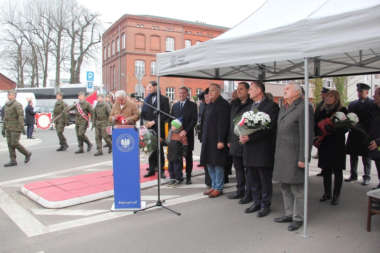 Odsłonięcie tablicy upamiętniającej ofiary reżimu