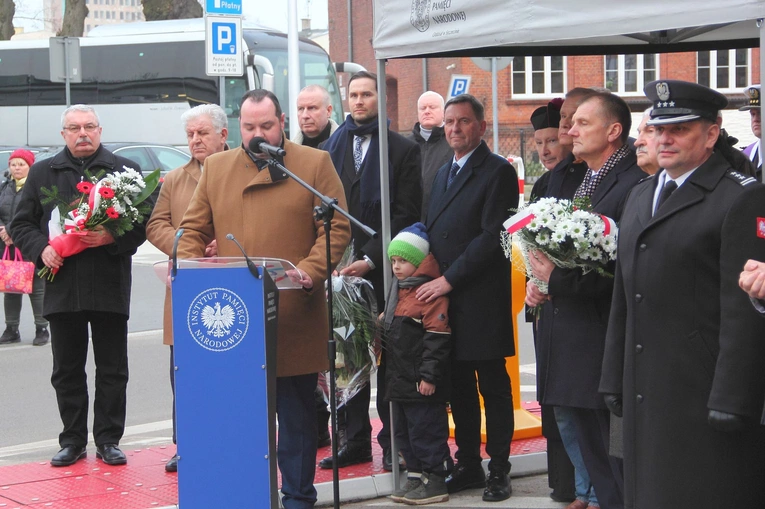 Odsłonięcie tablicy upamiętniającej ofiary reżimu