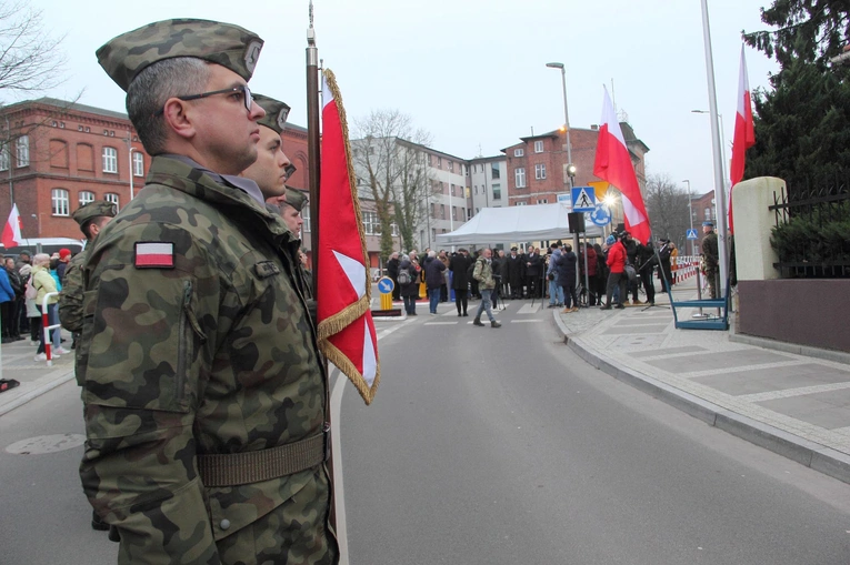Odsłonięcie tablicy upamiętniającej ofiary reżimu