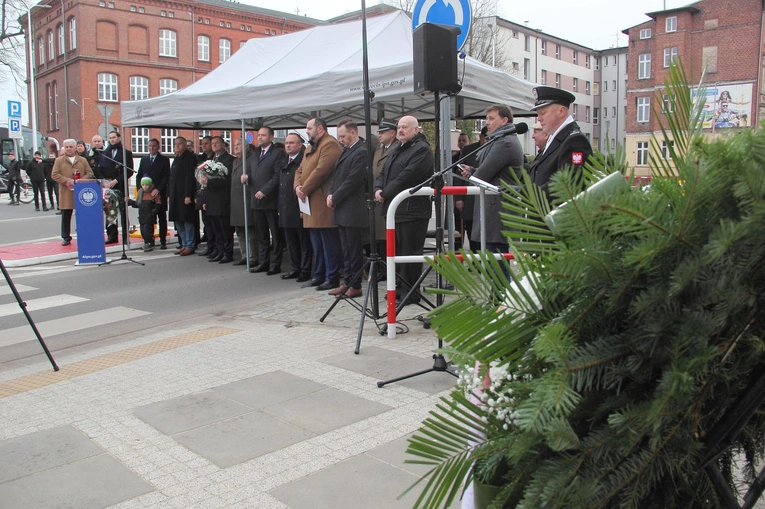 Odsłonięcie tablicy upamiętniającej ofiary reżimu