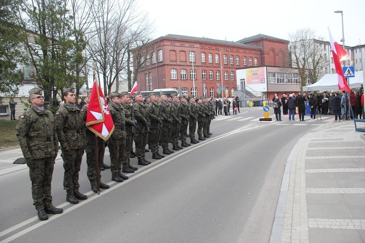 Odsłonięcie tablicy upamiętniającej ofiary reżimu