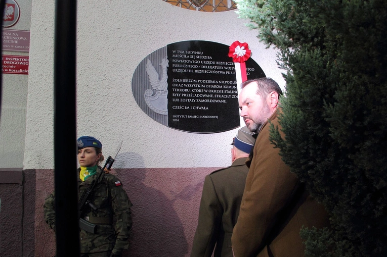 Odsłonięcie tablicy upamiętniającej ofiary reżimu