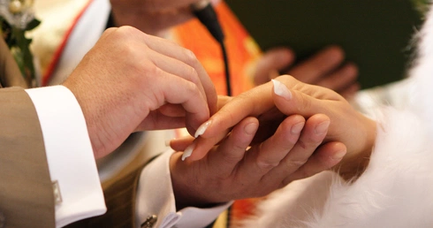 Japończycy nie chcą brać ślubu