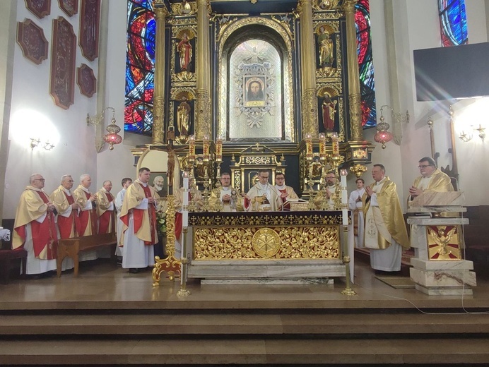 Msza św. dziękczynna za 25 lat sądeckiej grupy św. o. Pio.