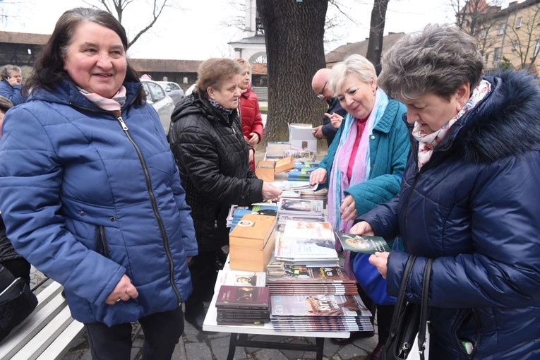 25 lat sądeckiej grupy św. o. Pio