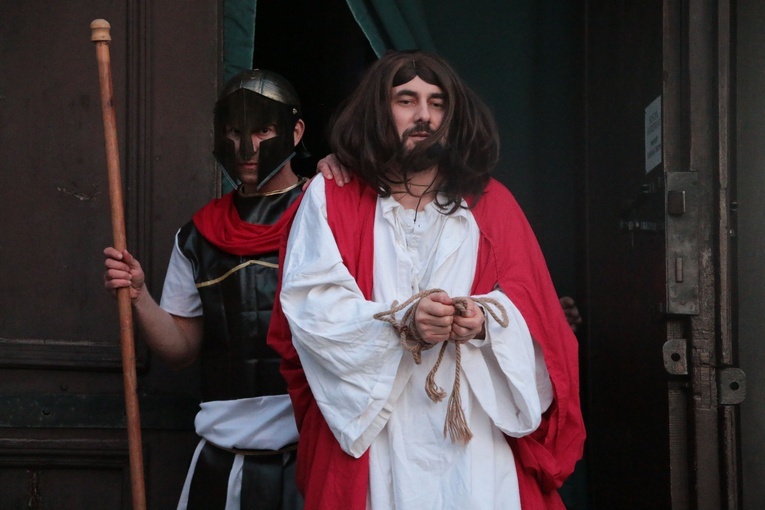 Misterium rozegrało się w scenerii kościoła parafialnego w Świedziebni. Na zdjęciu: Jezus prowadzony do Piłata.