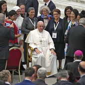 Papież Franciszek z grupą kobiet uczestniczących w rzymskim etapie synodu o synodalności. Jedna z nich – s. Nathalie Becquart jest podsekretarzem synodu.