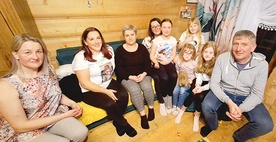 Marysia (w okularach) zawsze otoczona jest bliskimi i sztabem wolontariuszy.