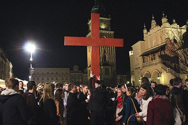 – Weź na ramiona swój krzyż i chodź z nami. Początek ADK o godz. 20.30 – zachęcają organizatorzy.