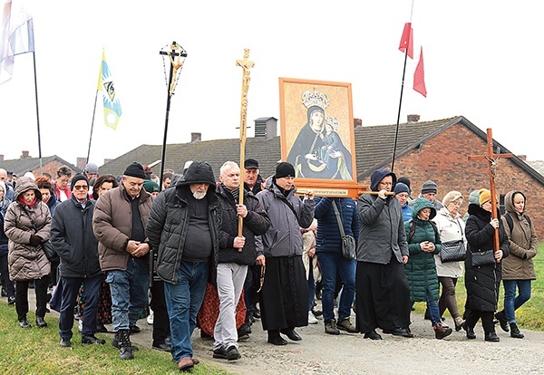 Modlitewna procesja przeszła obozowymi alejkami.