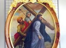 Stacja II: „Jezus bierze krzyż  na swoje ramiona”. 