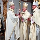 Symboliczne przekazanie pastorału – 4 marca 2023 roku w koszalińskiej katedrze.