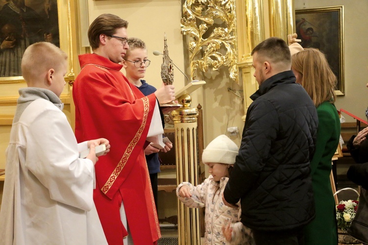 Wierni podchodzili do relikwiarza na osobistą modlitwę.