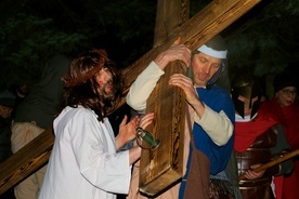 Cyrenejczyk pomaga nieść krzyż. W rolę Jezusa wcielił się Paweł Chmielewski pochodzący z parafii Poniatowo.
