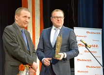 Statuetkę laureatowi (z lewej) wręczył Radosław Witkowski, prezydent Radomia.