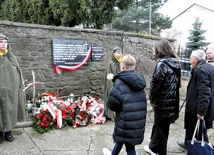 Tablica w Babicach przypomina o tragicznych wydarzeniach.