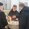 	W trakcie modlitwy zapalono świece w kolorach flag Polski i Ukrainy.