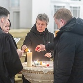 	W trakcie modlitwy zapalono świece w kolorach flag Polski i Ukrainy.