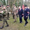 	Przedstawiciele władz lokalnych, służb mundurowych, młodzież szkolna i mieszkańcy złożyli kwiaty i znicze pod pomnikiem ofiar terroru komunistycznego.