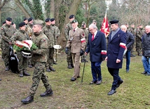 	Przedstawiciele władz lokalnych, służb mundurowych, młodzież szkolna i mieszkańcy złożyli kwiaty i znicze pod pomnikiem ofiar terroru komunistycznego.