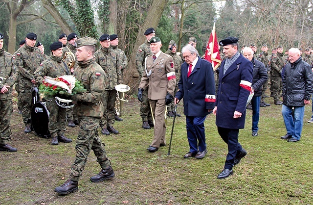 	Przedstawiciele władz lokalnych, służb mundurowych, młodzież szkolna i mieszkańcy złożyli kwiaty i znicze pod pomnikiem ofiar terroru komunistycznego.