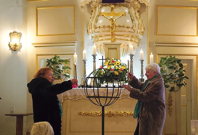 Na początku spotkania uczestniczki umieściły świece na symbolicznym świeczniku w kształcie  kuli ziemskiej.
