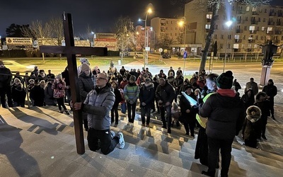 Zakończenie Rodzinnej Drogi Krzyżowej przed michalicką świątynią.